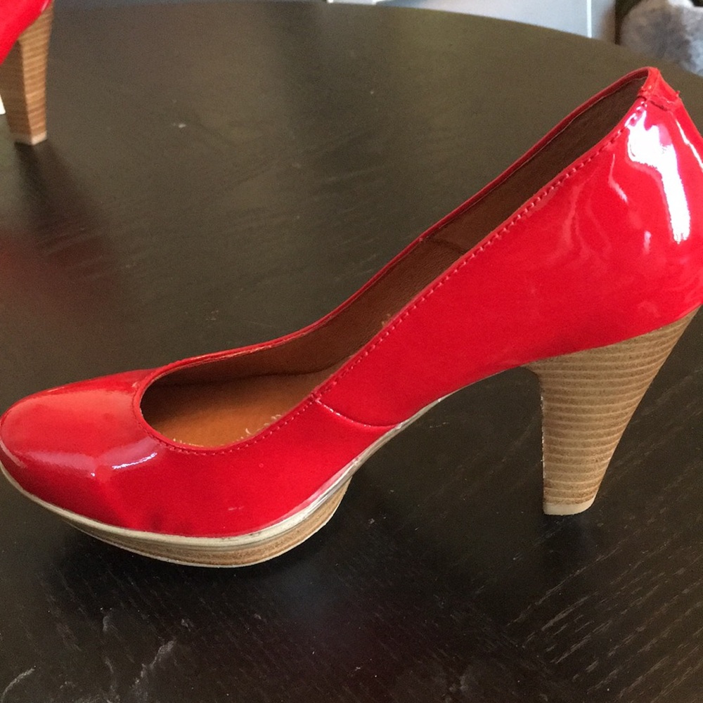 Size 7 Sofft, patent pending bright red heels!!